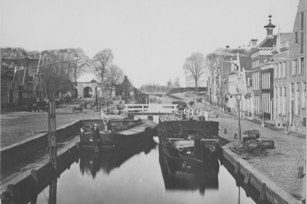 Damsterdiep met Steentilpoort Groningen 1874